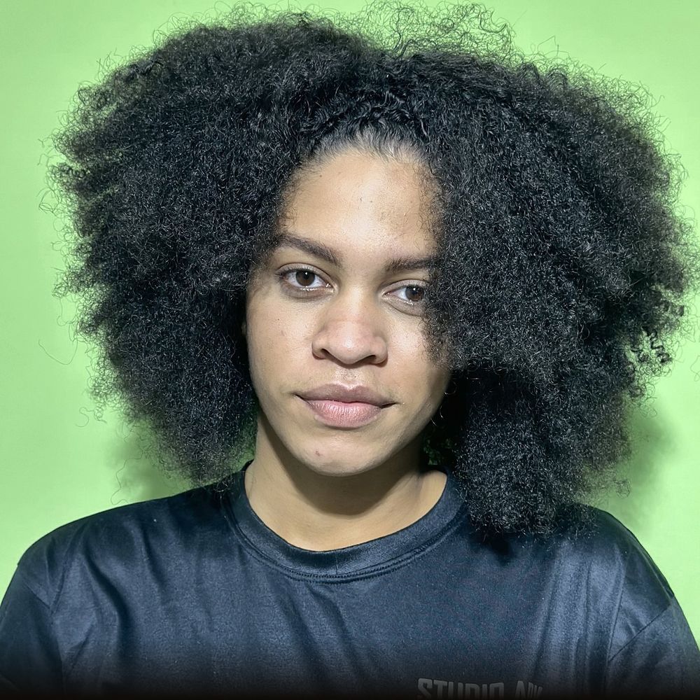 Cliente do Studio Ark antes: afro cheio e alto