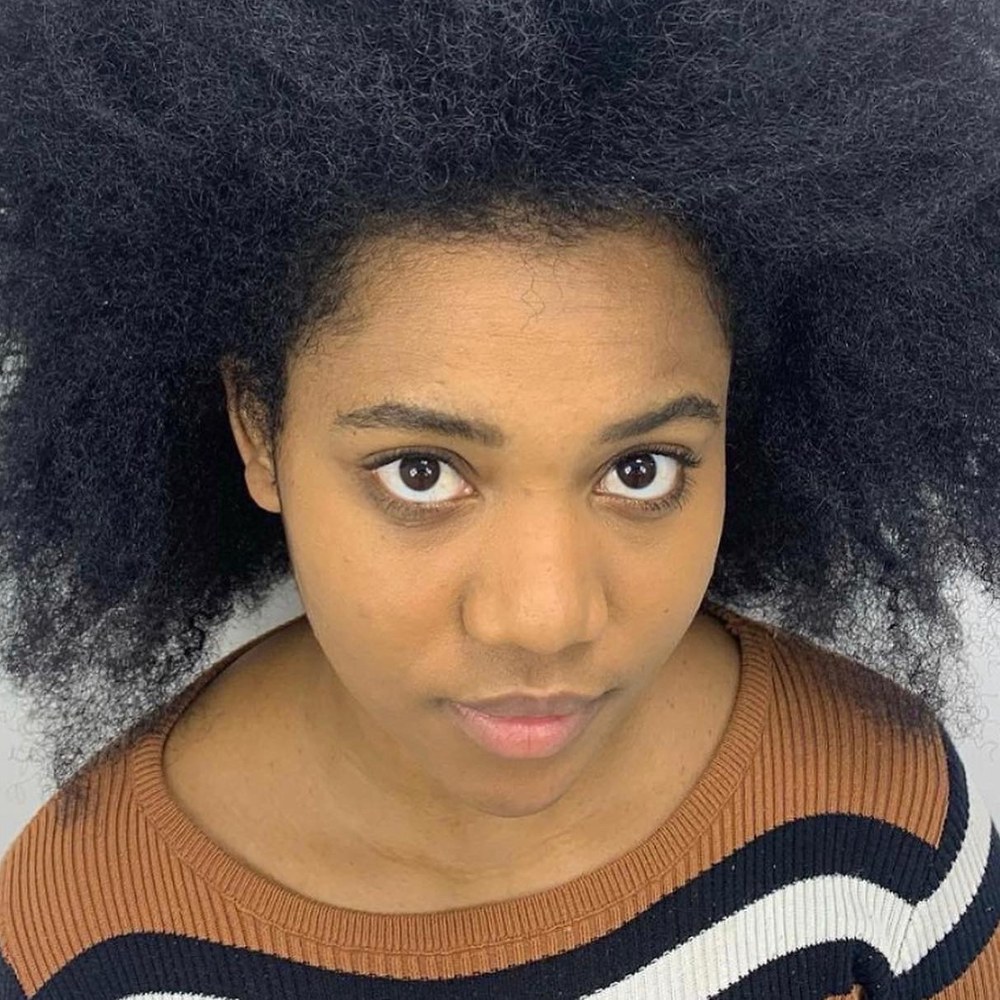 Cliente do Studio Ark antes: black power de volume máximo, cabelo crespo armado