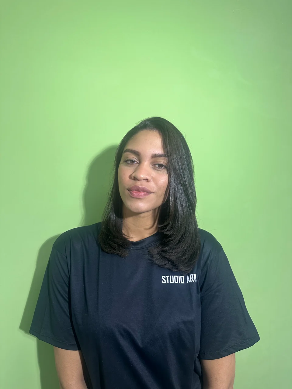 Depois: mesma cliente com cabelo liso, comprimento e pontas visíveis